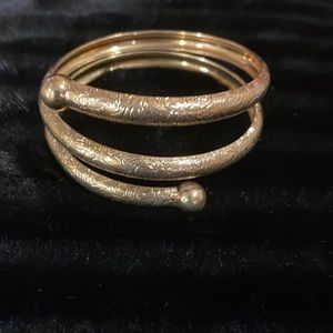 Trending Gold Twisted Arm-Cuff 1980’s